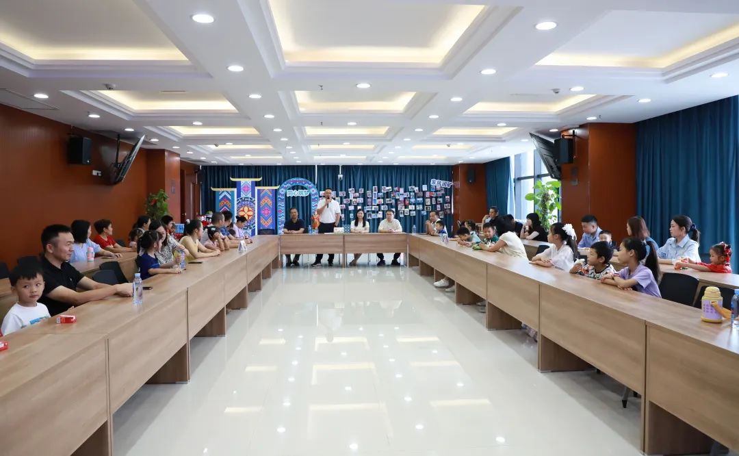 南寧礦業(yè)集團(tuán)舉辦“同心筑夢·家風(fēng)潤礦·書香致遠(yuǎn)”主題活動(dòng)